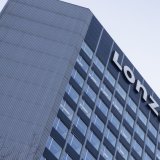 Comme attendu, Lonza a affiché une performance en repli l'an dernier. Subissant une contraction de ses ventes, le sous-traitant pharmaceutique bâlois a également vu son bénéfice net se contracter en l'espace d'un an à 637 millions de francs, contre 655 millions en 2023. KEYSTONE/PATRICK STRAUB